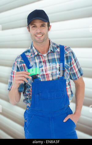 Zusammengesetztes Bild zuversichtlich Klempner grüne Karte zeigen Stockfoto