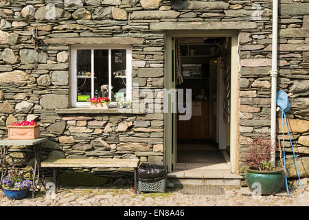 ROSTHWAITE, BORROWDALE, LAKE DISTRICT, CUMBRIA, ENGLAND, UK - 9. April 2015: Eingang zur Herde in Wanderer Tea Room, Yew Tree Farm Stockfoto