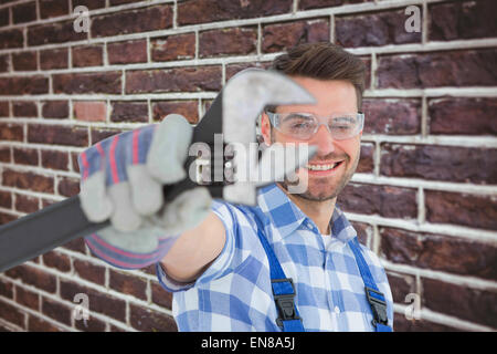 Zusammengesetztes Bild der Handwerker tragen Schutzbrille Schraubenschlüssel mit gedrückter Stockfoto