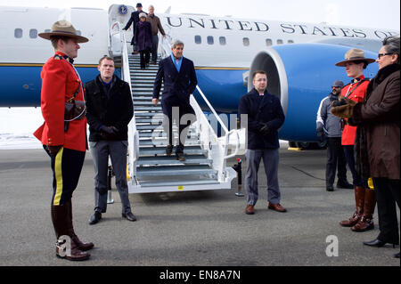 Royal Canadian Mounties Grüße US-Außenminister John Kerry, gefolgt von US-Sonderbeauftragten für die Arktis im Ruhestand Küstenwache Admiral Robert Papp und US-Senatoren Lisa Murkowski von Alaska und Angus King of Maine, Iqaluit, Kanada, am 24. April 2015, für eine Besprechung knapp unterhalb des Polarkreises des Arktischen Rates, dessen Vorsitz Ankunft in den Vereinigten Staaten die nächsten zwei Jahre übernehmen wird. Stockfoto