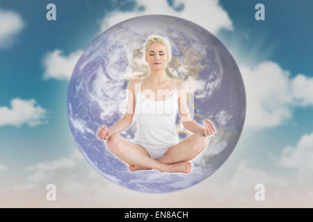 Zusammengesetztes Bild von getönten junge Frau sitzt in Lotus-Pose mit geschlossenen Augen Stockfoto