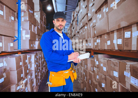 Zusammengesetztes Bild von Handyman in blaue Schrift insgesamt in Zwischenablage Stockfoto