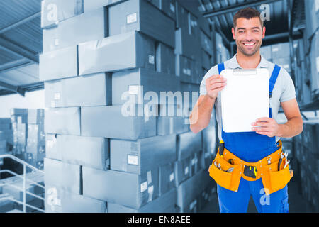 Zusammengesetztes Bild des Porträts von glücklich Mechaniker zeigt leere Zwischenablage Stockfoto