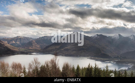 Loch Duich und Berge in den Highlands von Schottland. Stockfoto