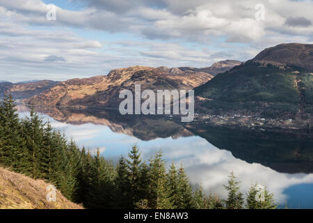 Loch Duich und Berge in den Highlands von Schottland. Stockfoto