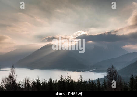 Loch Duich und Berge in den Highlands von Schottland. Stockfoto