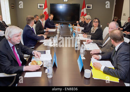 US-Außenminister John Kerry liegt mit seinen Amtskollegen aus Kanada, Dänemark, Finnland, Island, Norwegen, Russland, Schweden und der Arktis in Iqaluit, Kanada, am 24. April 2015, vor einer Besprechung knapp unterhalb des Polarkreises des Arktischen Rates, dessen Vorsitz der Vereinigten Staaten die nächsten zwei Jahre übernehmen wird. Stockfoto