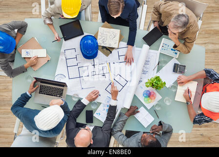 Architekten und Ingenieure, die an einem neuen Projekt Planung Stockfoto