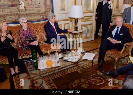 US-Außenminister John Kerry, verbunden durch US-Botschafter in Frankreich Jane Hartley, links, und den USA Staatssekretär für politische Angelegenheiten Wendy Sherman, center, sitzt mit der französische Außenminister Laurent Fabius am 7. März 2015, in dem Quai d ' Orsay - der französische Außenminister Gebäude - in Paris, Frankreich, bevor ein bilaterales Treffen auf die Sekretärin den letzten Iran Atomverhandlungen, seine Begegnung mit dem Golf-Kooperationsrat in Saudi Arabien, Ukraine und andere regionalen Fragen konzentriert. Stockfoto