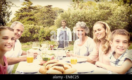 Happy erweitert Familie warten Grill gekocht wird von Vater Stockfoto