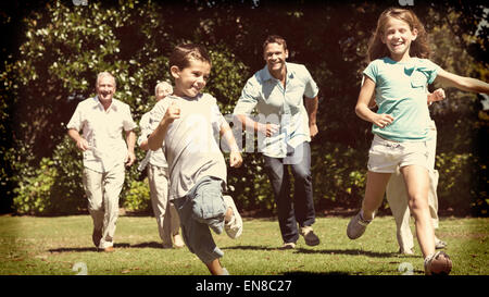 Rennen in Richtung Kamera glücklich Multi-Generationen-Familie Stockfoto