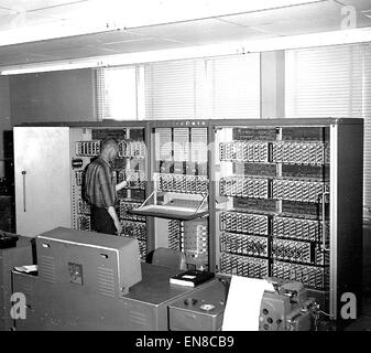 Der Datatron-205 ist ein historischer Computer aus den 1960er Jahren, der von der Datatron Corporation entwickelt wurde. Es war Teil der frühen Welle elektronischer Computersysteme, die für Datenverarbeitung und wissenschaftliche Anwendungen eingesetzt wurden. Dieses Modell war ein bedeutender Schritt in der Computertechnik. Stockfoto