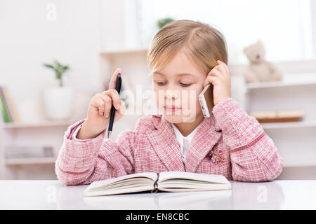 Kleine süße Mädchen, die Rolle der Geschäftsfrau Stockfoto