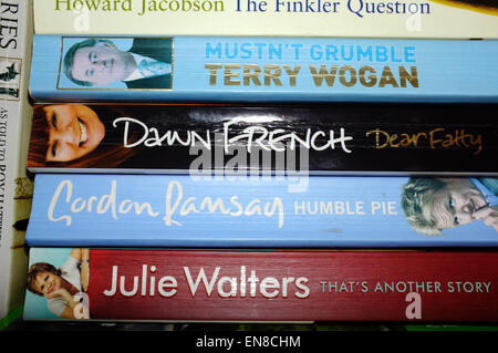 Eine Auswahl von prominenten Autobiographien auf darunter Bücher von Dawn French und Gordan Ramsay im Display in ein Welsh B & B. Stockfoto