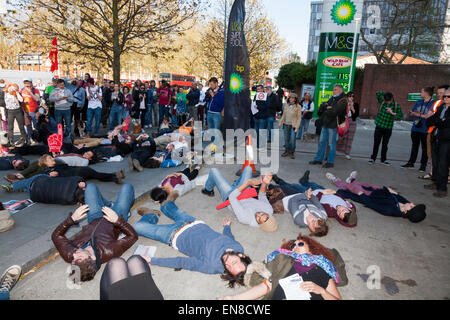 Demonstranten durchführen "Sterben In" bei BP / British Petroleum Benzin füllen Bahnhofsvorplatz während einer Demokratie Vs TTIP Day of Action. Stockfoto