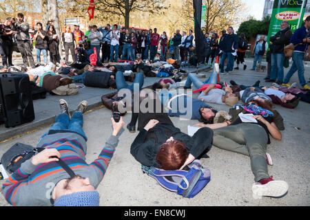 Demonstranten durchführen "Sterben In" bei BP / British Petroleum Benzin füllen Bahnhofsvorplatz während einer Demokratie Vs TTIP Day of Action. Stockfoto