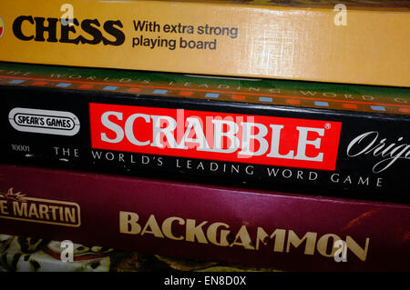 Ein Haufen Boardgames Boxen einschließlich Scrabble, Schach und Backgammon in einem Welsh B & B. Stockfoto