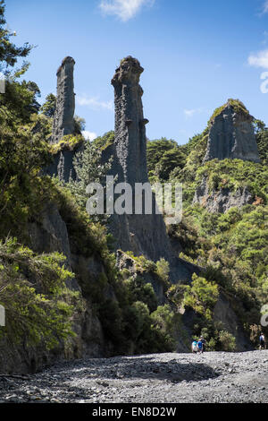 Das Landschaftsschutzgebiet Putangirua oder Zinnen, eine Fläche von erodierten Kies hohe Stapel von Kies, Neuseeland verlassen. Stockfoto