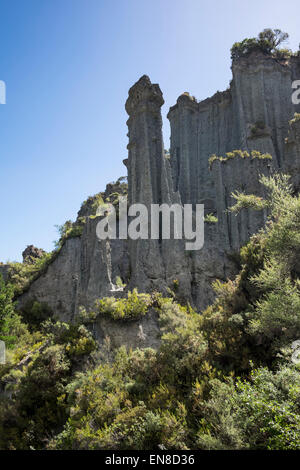 Das Landschaftsschutzgebiet Putangirua oder Zinnen, eine Fläche von erodierten Kies hohe Stapel von Kies, Neuseeland verlassen. Stockfoto