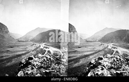 Dieses Foto aus dem Jahr 1874 zeigt die Wagon Wheel Gap am Rio Grande River im Mineral County, Colorado. Es erfasst die natürliche Landschaft und die historische Entwicklung der Region während des späten 19. Jahrhunderts. Stockfoto