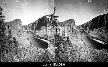 Dieses Gemälde aus dem Jahr 1874 fängt die landschaftliche Schönheit des Wagon Wheel Gap im Mineral County, Colorado, ein. Die Landschaft zeigt den Rio Grande River und das umliegende zerklüftete Gelände, das einen Einblick in die natürliche Schönheit des amerikanischen Westens während des späten 19. Jahrhunderts bietet. Stockfoto