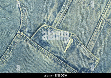 blaue Jeansjacke mit Tasche, Detail, Horizontal, über Kopf Stockfoto