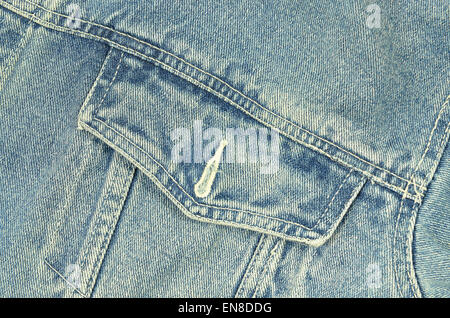 blaue Jeansjacke mit Tasche, Detail, horizontal Stockfoto