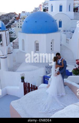 Brautpaar mit traditionellen Kirche in Oia, Santorini, Griechenland Stockfoto