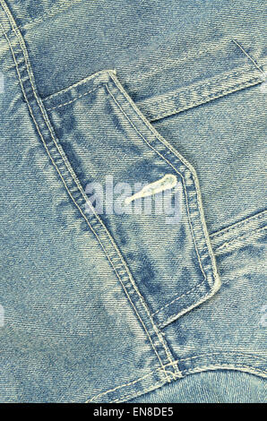 blaue Jeansjacke mit Tasche, Detail, vertikal Stockfoto