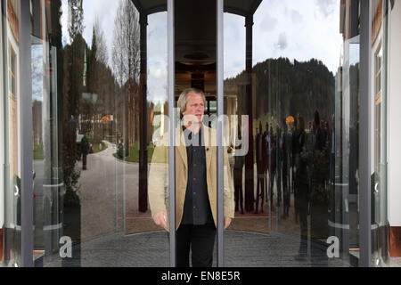 Inhaber Dietmar Müller-Elmau vor dem Neubau "Rückzug" auf Schloss Elmau in Elmau, Deutschland, 27. April 2015. G7-Gipfel statt findet in dem Luxushotel am 08 und 9. Juni 2015. Die Staatsgäste werden in den Suiten im Neubau untergebracht. Foto: Stephan Jansen/dpa Stockfoto