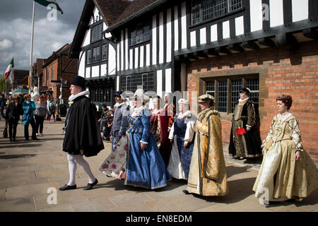 Menschen in elisabethanischen Kostümen bei Shakespeare Geburtstagsfeiern, London, UK Stockfoto