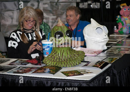 Repliken der Sleestack Köpfe aus dem ursprünglichen Land der verlorenen TV-Show auf dem Display an Stan Lee Comikaze Expo in La. Stockfoto