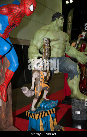 Leben Größe Statuen von Marvel Superhelden mit dem Hulk, Rocket Raccoon und vieles mehr auf Stan Lee Comikaze Expo in Los Angeles. Stockfoto