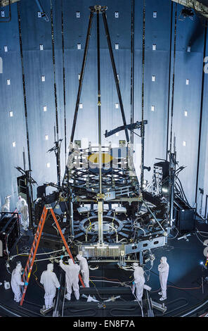 Ingenieure und Techniker der NASA in der Kammer A des Johnson Space Centers in Houston bereiten das James Webb Space Telescope Pathfinder Backplane-Modell für kryogene Tests vor, wobei von Exelis entwickelte und installierte optische Testgeräte zur Unterstützung der JWST-Missionsvalidierung und Leistungsbeurteilungen verwendet werden. Stockfoto