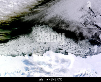 Am 5. April 2015 erwarb die Moderate Resolution Imaging Spektroradiometer (MODIS) auf NASA Satelliten Terra dieser natürlichen Farbbild des Meereises vor der Küste von Ost-Antarktis Prinzessin Astrid Küste.  Weiße Bereiche in der Nähe des Kontinents sind Meereis, während weiße Bereiche in der nordöstlichen Ecke des Bildes Wolken sind. Eine Möglichkeit, besser Eis aus den Wolken zu unterscheiden ist mit Falschfarben-Bilder. Die Falschfarben-Ansicht der Szene hier Eis ist blau und die Wolken sind weiß.  Das Bild war erworben, nachdem antarktische Meereis seine jährliche minimalen Umfang (erreichte am 20. Februar 2015) vergangen waren, und hatte wieder Stockfoto