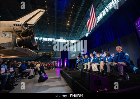 Die Crew von STS-125, der letzte Hubble Servicing Mission, Teilnahme an einer Podiumsdiskussion im Rahmen einer Veranstaltung zum 25. Jubiläum des Hubble Space Telescope, Samstag, 25. April 2015 an des Smithsonian Steven F. Udvar-Hazy Center in Chantilly, Virginia  Von links: ehemalige NASA-Astronauten John Grunsfeld, Michael T. Good, Mike Massimino, Scott Altman, Gregory C. Johnson und aktuellen NASA Astronauten Megan McArthur Behnken und Andrew Feustel. Stockfoto