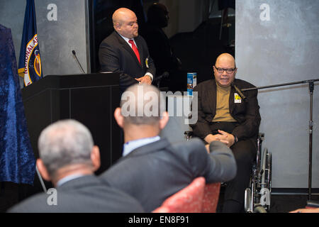 Guy Bailey Johnson überreicht die Schriften von Dr. Maya Angelou, die während der EFT-1 an Bord des Orion-Raumschiffs geflogen wurden, an die NASA bei einer Zeremonie im NASA-Hauptquartier, wobei NASA-Administrator Charles Bolden und Vertreter der NASA und Lockheed Martin das Geschenk erhalten. Stockfoto