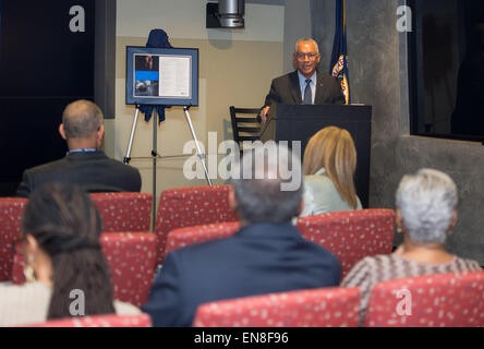 NASA-Administrator, Charles Bolden, bietet Worte der Anerkennung nach der Annahme des Geschenk eines Teils der Schriften von Dr. Maya Angelou, die an Bord der Orion Raumfahrzeug während der EFT-1 im Dezember 2014 von Dr. Angelou Familie während einer Zeremonie am Montag, 6. April 2015 im NASA-Hauptquartier in Washington, D.C. geflogen wurden. Stockfoto