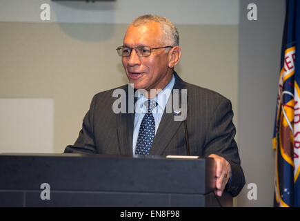 NASA-Administrator, Charles Bolden, bietet Worte der Anerkennung nach der Annahme des Geschenk eines Teils der Schriften von Dr. Maya Angelou, die an Bord der Orion Raumfahrzeug während der EFT-1 im Dezember 2014 von Dr. Angelou Familie während einer Zeremonie am Montag, 6. April 2015 im NASA-Hauptquartier in Washington, D.C. geflogen wurden. Stockfoto