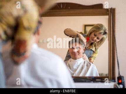 Kosmonaut Gennady Padalka bereitet sich auf seine Reise zur Internationalen Raumstation im Rahmen der Expedition 43 im Cosmonaut Hotel in Baikonur, Kasachstan, vor. Stockfoto