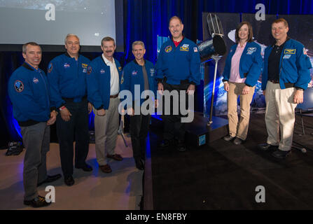 Die Crew von STS-125, der letzte Hubble Servicing Mission, Pose für ein Bild am Ende einer Podiumsdiskussion im Rahmen einer Veranstaltung zum 25. Jubiläum des Hubble-Weltraumteleskops Samstag, 25. April 2015 an des Smithsonian Steven F. Udvar-Hazy Center in Chantilly, Virginia.  Von links: NASA-Astronauten Andrew Feustel, ehemaligen NASA-Astronauten Mike Massimino, Scott Altman, Michael T. Good, John Grunsfeld, aktuelle Astronaut Megan McArthur Behnken und ehemaliger Astronaut Gregory C. Johnson. Stockfoto