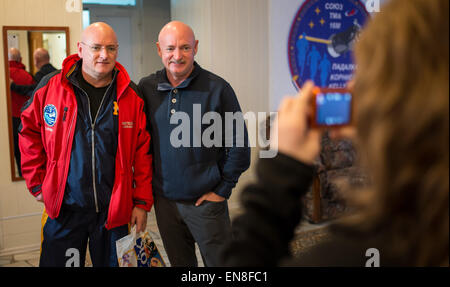 NASA-Astronaut Scott Kelly und sein Zwillingsbruder Mark Kelly posieren im Cosmonaut Hotel in Baikonur, Kasachstan, bevor sie 2015 zur Internationalen Raumstation starten. Der Start war Teil der Expedition 43, die einen einjährigen Aufenthalt für Kelly und Kosmonaut Michail Kornienko beinhaltete. Sie kehrten im März 2016 auf die Erde zurück. Stockfoto
