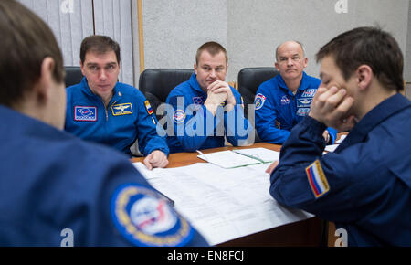 Expedition 43 backup Crew-Mitglieder Sergei Volkov, links, und Alexey Ovchinin und der russischen Federal Space Agency (Roskosmos), Center und NASA Astronaut Jeff Williams besuchen eine Ausbildung Briefing, Samstag, 21. März 2015 im Kosmonauten Hotel in Baikonur, Kasachstan. Expedition 43 erstklassige Crew-Mitglieder: NASA Astronaut Scott Kelly und russischen Kosmonauten Gennadi Padalka und Mikhail Kornienko der russischen Federal Space Agency (Roskosmos) sollen zur internationalen Raumstation ISS in das Raumschiff Sojus TMA - 16 M vom Weltraumbahnhof Baikonur in Kasachstan 28. März starten, kasachische Zeit (M Stockfoto