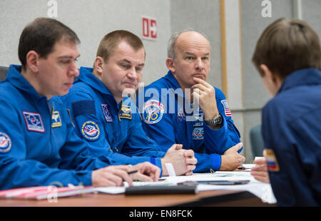 Expedition 43 backup Crew-Mitglieder Sergei Volkov, links, und Alexey Ovchinin und der russischen Federal Space Agency (Roskosmos), Center und NASA Astronaut Jeff Williams besuchen eine Ausbildung Briefing, Samstag, 21. März 2015 im Kosmonauten Hotel in Baikonur, Kasachstan. Expedition 43 erstklassige Crew-Mitglieder: NASA Astronaut Scott Kelly und russischen Kosmonauten Gennadi Padalka und Mikhail Kornienko der russischen Federal Space Agency (Roskosmos) sollen zur internationalen Raumstation ISS in das Raumschiff Sojus TMA - 16 M vom Weltraumbahnhof Baikonur in Kasachstan 28. März starten, kasachische Zeit (M Stockfoto