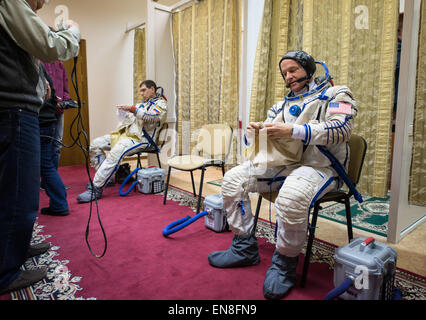 Die Besatzungsmitglieder der Expedition 43, darunter der NASA-Astronaut Jeff Williams und die russischen Kosmonauten Sergei Volkov und Alexei Ovchinin, unterziehen sich Sojus-Qualifikationsprüfungen im Gagarin Cosmonaut Training Center in Russland. Stockfoto
