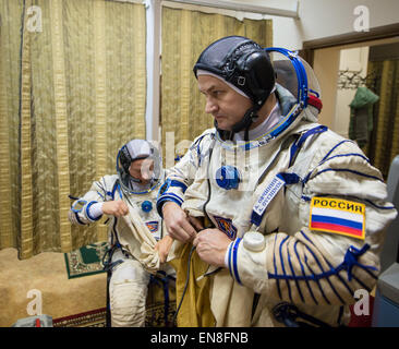 Expedition 43 backup Crew-Mitglieder: russische Kosmonaut Alexei Ovchinin der russischen Federal Space Agency (Roskosmos), Vordergrund und NASA Astronaut Jeff Williams Don ihre russische Sokol für ihre Sojus Qualifikation Prüfung mit anderen backup Crew Mitglied russische Kosmonaut Sergei Volkov von Roskosmos, Mittwoch, 4. März 2015, die Gagarin Kosmonauten Training Center (GCTC) in Star City, Russland Anzüge.  (NASA/Bill Ingalls) Stockfoto