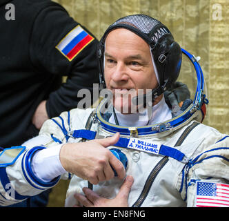 Expedition 43 backup Crew-Mitglied, NASA Astronaut Jeff Williams, Dons seine russische Sokol Anzug für seine Sojus Qualifikation Prüfungen mit anderen backup Crew-Mitglieder, russische Kosmonauten Alexei Ovchinin der russischen Federal Space Agency (Roskosmos) und Sergei Volkov von Roskosmos, Mittwoch, 4. März 2015, die Gagarin Kosmonauten Training Center (GCTC) in Star City, Russland.  (NASA/Bill Ingalls) Stockfoto