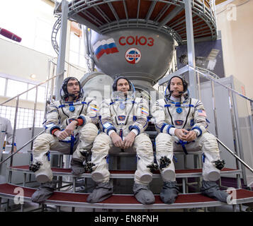 Die Besatzungsmitglieder der Expedition 43, Sergei Volkov, Alexei Ovchinin und Jeff Williams, sprechen vor dem Sojus-Simulator im Gagarin Cosmonaut-Trainingszentrum in Russland vor ihrer Qualifizierungsprüfung für das Sojus-Raumschiff am 4. März 2015. Stockfoto