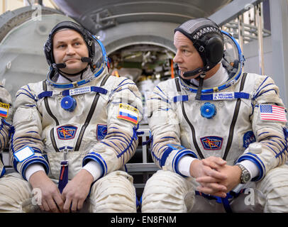 Die Besatzungsmitglieder der Expedition 43, darunter die russischen Kosmonauten Alexei Ovchinin und Sergei Wolkov, und der NASA-Astronaut Jeff Williams, bereiten sich auf die Sojus-Qualifikationsprüfungen im Gagarin Cosmonaut Training Center in Russland vor. Stockfoto