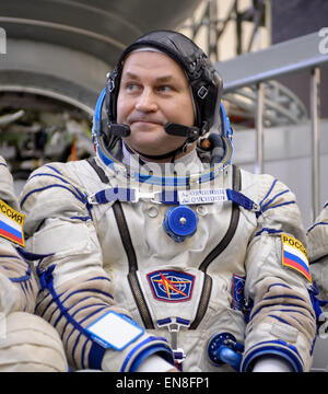 Der russische Kosmonaut Alexej Ovchinin, Mitglied der Begleitcrew für die Expedition 43, nahm an einem Medienevent vor seinen Sojus-Qualifikationsprüfungen Teil. Zusammen mit dem Kosmonauten Sergei Volkov und dem NASA-Astronauten Jeff Williams bereitete sich Ovchinin auf mögliche Missionen an Bord der Internationalen Raumstation vor, um die internationale Zusammenarbeit bei der Weltraumforschung hervorzuheben. Stockfoto
